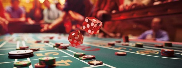 Aplikasi kodok4d menampilkan antarmuka sportsbook dan live casino dengan tampilan modern
